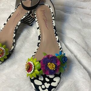 Betsey Johnson Women’s square heeled Floral Strap Summer Sandals